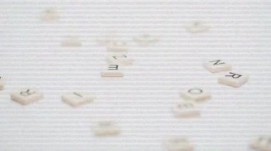 Asperger kelimesinin beyaz arkaplanda beyaz yatay çizgiler ve beyaz kareler üzerine siyah harflerle yazılmasının canlandırması