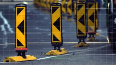 Şehir caddesinde yol trafiği ve önplanda beyaz şebeke ile yürüyen insanların canlandırması