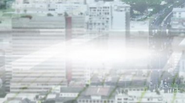 Arka planda şehir manzarası olan hızlı hareket halindeki yol trafiğinin canlandırması