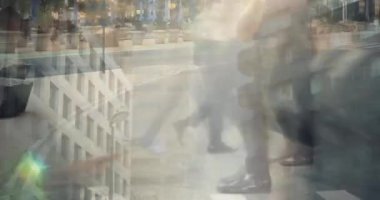 Şehirdeki modern binalarla hızlı hareket eden banliyö sakinlerinin animasyonu 4K