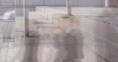 Animasyon, arka planda 4K merdivenleri olan hızlı çekimde caddeden geçen yolcuların animasyonu