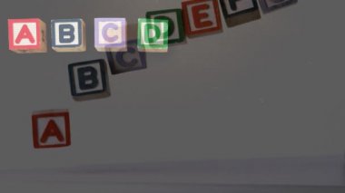 Alfabetik sırayla dizilmiş renkli tahta blokların animasyonu