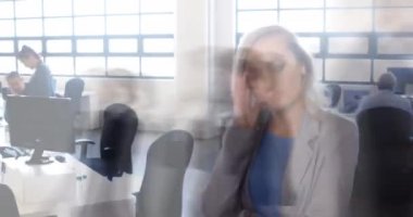 Genç Kafkas profesyonel kadın animasyonu. Çok ırklı erkek ve kadın profesyonellerden oluşan bir ekip. Yoğun hareket halinde.