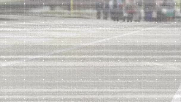 在斑马线上快速行走的通勤者的动画 其前景是白色圆点形成的 — 图库视频影像