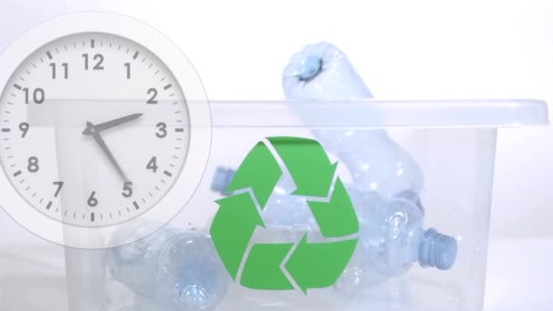 塑料瓶子掉进塑料盒中的动画 带有回收标志 钟在白色背景上快速滴答滴答滴答 — 图库视频影像