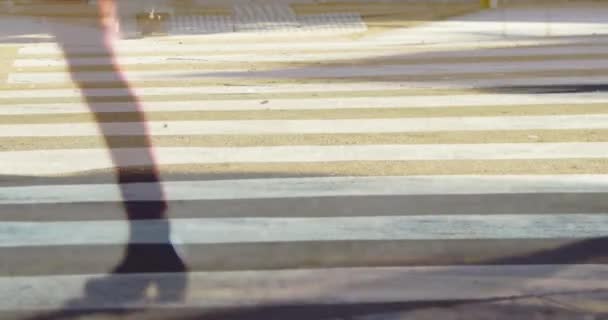 雑踏の街を横断する雑踏の上を歩く通勤者のアニメーションと都市交通を背景に4K — ストック動画
