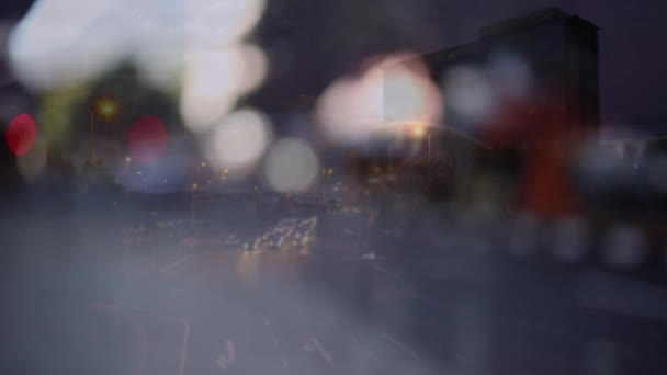 Animace Rozostřené Silniční Dopravy Městě Noci Pohyblivými Světelnými Body Popředí — Stock video