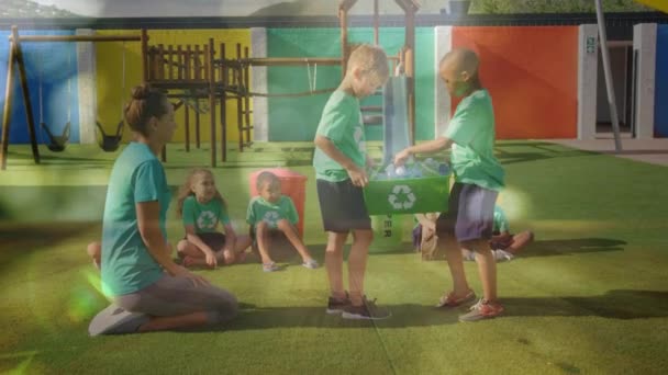 Animación Una Maestra Caucásica Grupo Escolares Multiétnicos Con Camisetas Verdes — Vídeos de Stock