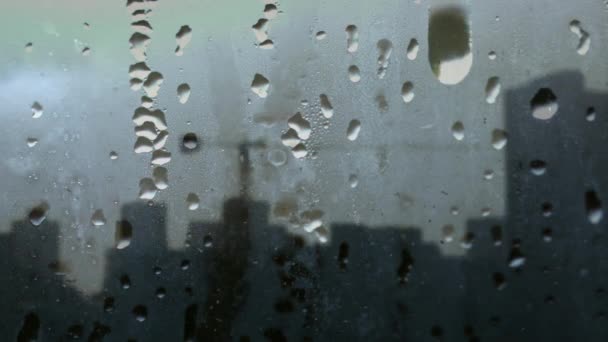 Animación Del Paisaje Urbano Vista Través Una Ventana Con Gotas — Vídeos de Stock