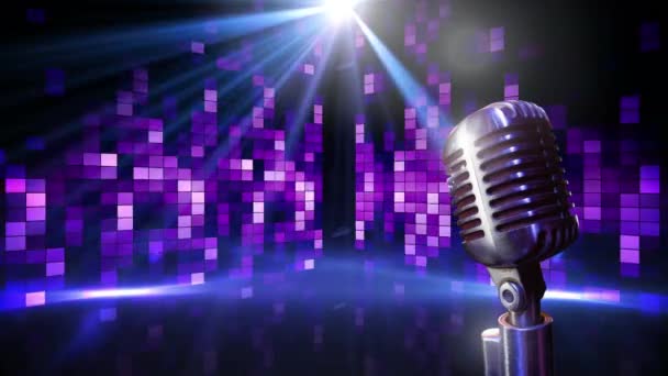 Mor Işıklara Karşı Disko Işıkları Parlayan Klasik Mikrofon — Stok video