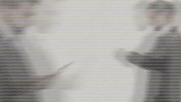 Animation de navetteurs passant en mouvement rapide avec des lignes horizontales scintillantes au premier plan 