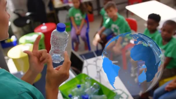 Animación Una Maestra Caucásica Sosteniendo Una Botella Plástico Grupo Niños — Vídeos de Stock