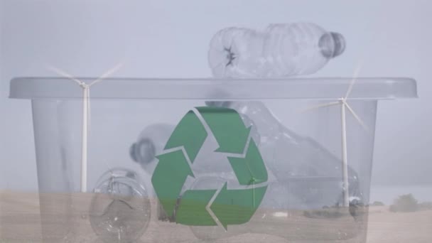 Animacja Plastikowych Butelek Wpadających Plastikowego Pudełka Zielonym Znakiem Recyklingu Białym — Wideo stockowe