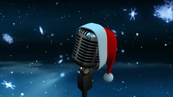 Анимация Ретро Серебристого Микрофона Шапкой Санта Клауса Снежинками Падающими Голубом — стоковое видео