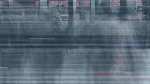 Анимация Пассажиров Проходящих Улице Быстром Движении Современными Зданиями Городе Заднем — стоковое видео