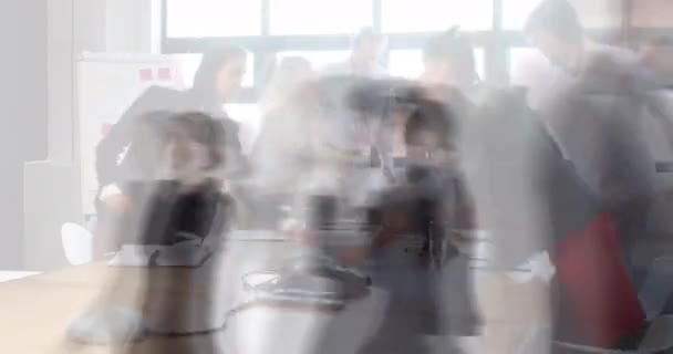 在繁忙的办公室里 由年轻的男性和女性专业人员组成的团队的动画动作迅速 乘客从前面经过4K — 图库视频影像