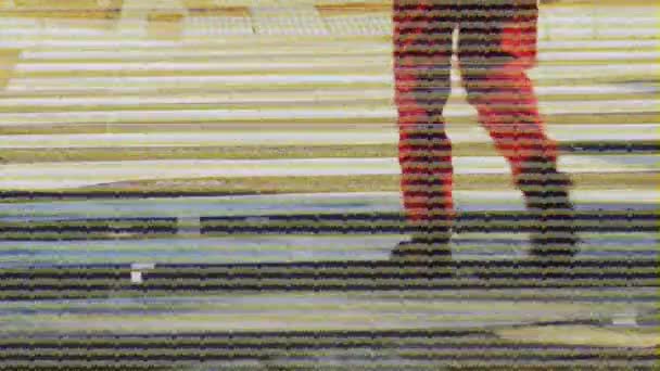 Анімація Ніг Людини Перехресті Зебри Мерехтливими Білими Горизонтальними Лініями Прямокутниками — стокове відео