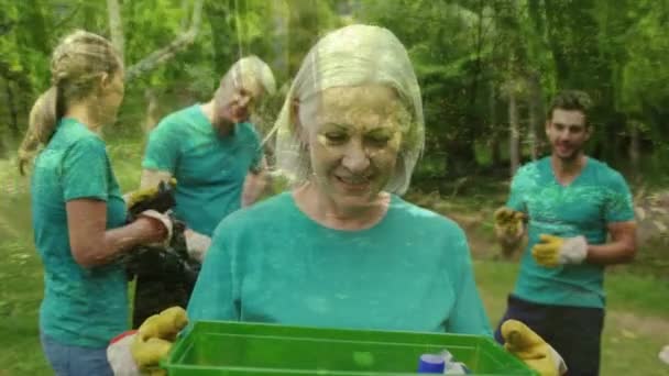 Animering Vit Kvinna Som Håller Låda Med Återvunnen Plast Med — Stockvideo