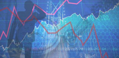 Siluet işadamı cep saatine karşı gözleri koruyor.