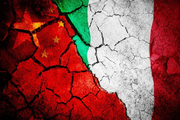 Bandeira Nacional Italiana Gerada Digitalmente Contra Close Bandeira Chinesa — Fotografia de Stock