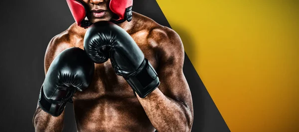 Boxer Realizando Postura Boxe Contra Textura Metal Preto — Fotografia de Stock