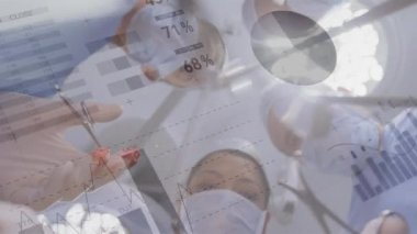 Ameliyathanedeki cerrahlar üzerinde veri işleme animasyonu