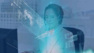 İş kadını kulaklıkla arka planda hareket eden veri ve çizelgelerin animasyonu