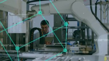 Arka planda tablet bilgisayar kullanan Kafkas erkek bilim adamı ile veri işleme animasyonu