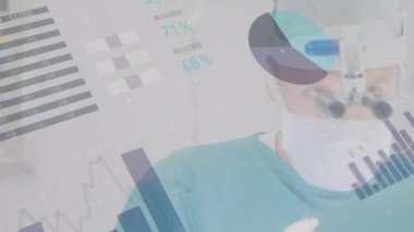 Ameliyat masasındaki cerrahların üzerinde grafiklerle veri işleme animasyonu