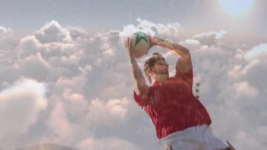 Takım arkadaşları tarafından kaldırılan rugby oyuncusunun canlandırması bir stadyumdaki maçta yağmurda topu yakalamak için.