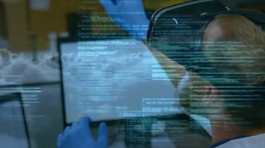 VR kulaklıklı erkek bilim adamının bilgisayar ekranında otururken parmaklarıyla dokunduğu veri işleme animasyonu