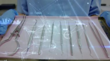 Kadın beyaz hemşirenin ameliyat odasında elinde bir tepsi aletle hareket eden veri ve bağlantı ağının animasyonu