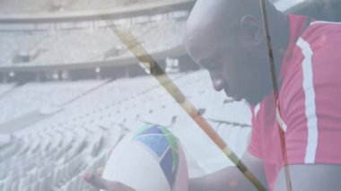 Afrika kökenli Amerikalı rugby oyuncusunun bir stadyumda ragbi topuyla oturup oynamasının animasyonu