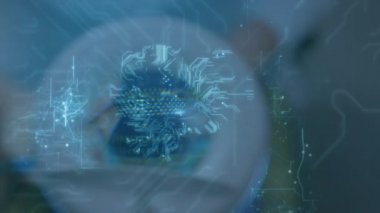 İnsan beyni şeklinde mavi parlayan devre kartının animasyonu