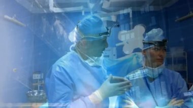 Ameliyathanedeki cerrahlar üzerinde veri işleme animasyonu
