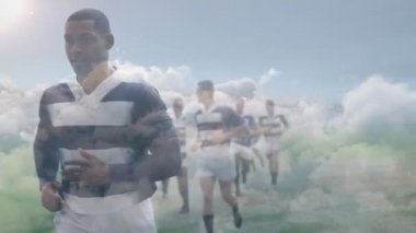 Rugby oyuncularının ön planda bulutlarla kameraya doğru koşmalarının animasyonu