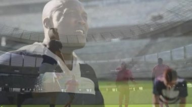 Rugby oyuncularının ön plandaki ragbi maçıyla stadyumda mola vermelerinin animasyonu