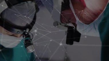 Ameliyathanede cerrahların üzerinden geçen bağlantı ağının animasyonu