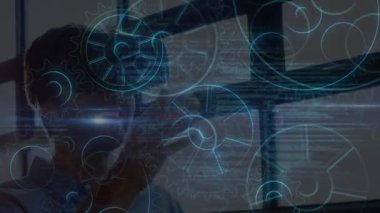 Bir mühendislik ofisinde sanal ekran kullanan VR kulaklıklı genç adamın animasyonu