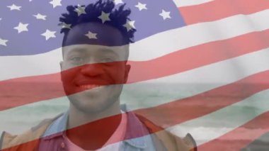 Ön planda dalgalanan Amerikan bayrağıyla kameraya bakan genç melez adam animasyonu