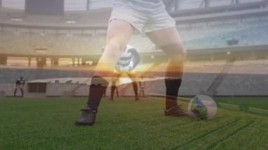 Rugby oyuncusunun takım arkadaşlarıyla top attığı animasyon arka planda ve gün doğumunda ön planda.