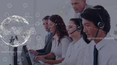 Arka planda meşgul ofis çalışanlarıyla bağlantı ağının ve dönen dünyanın animasyonu