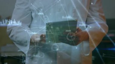 Bir tablet bilgisayar kullanarak meşgul bir bilim adamıyla bağlantı ve veri işleme ağının animasyonu