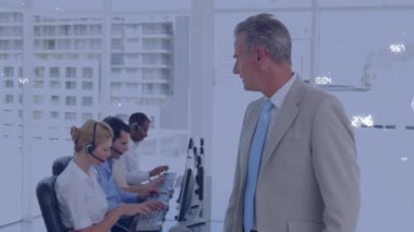 Veri işleme animasyonu ve iş adamı ve yoğun ofis numaraları arka planda