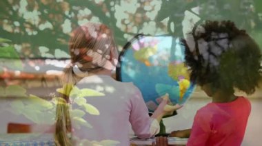 Okulda ön planda ağaçlar olan dünyayı kullanan iki liseli kızın canlandırması