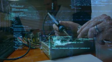 Arka planda çalışan meşgul erkek bilim adamı ile veri işleme animasyonu