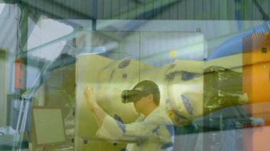 VR kulaklıklı erkek bilim adamının ön planda ekipmanla laboratuvar ofisine bakınması.