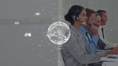 Bilgisayar kullanan ve arka planda telefon kulaklığı takan meşgul ofis çalışanlarıyla bağlantı ağının taşınması