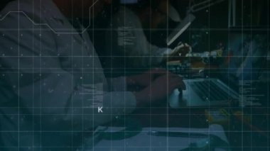 Laboratuvarda bilgisayar kullanan bilim adamları üzerinde veri işleme animasyonu