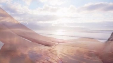 Deniz kenarında masaj yaptıran gülümseyen genç bir kadının animasyonu.